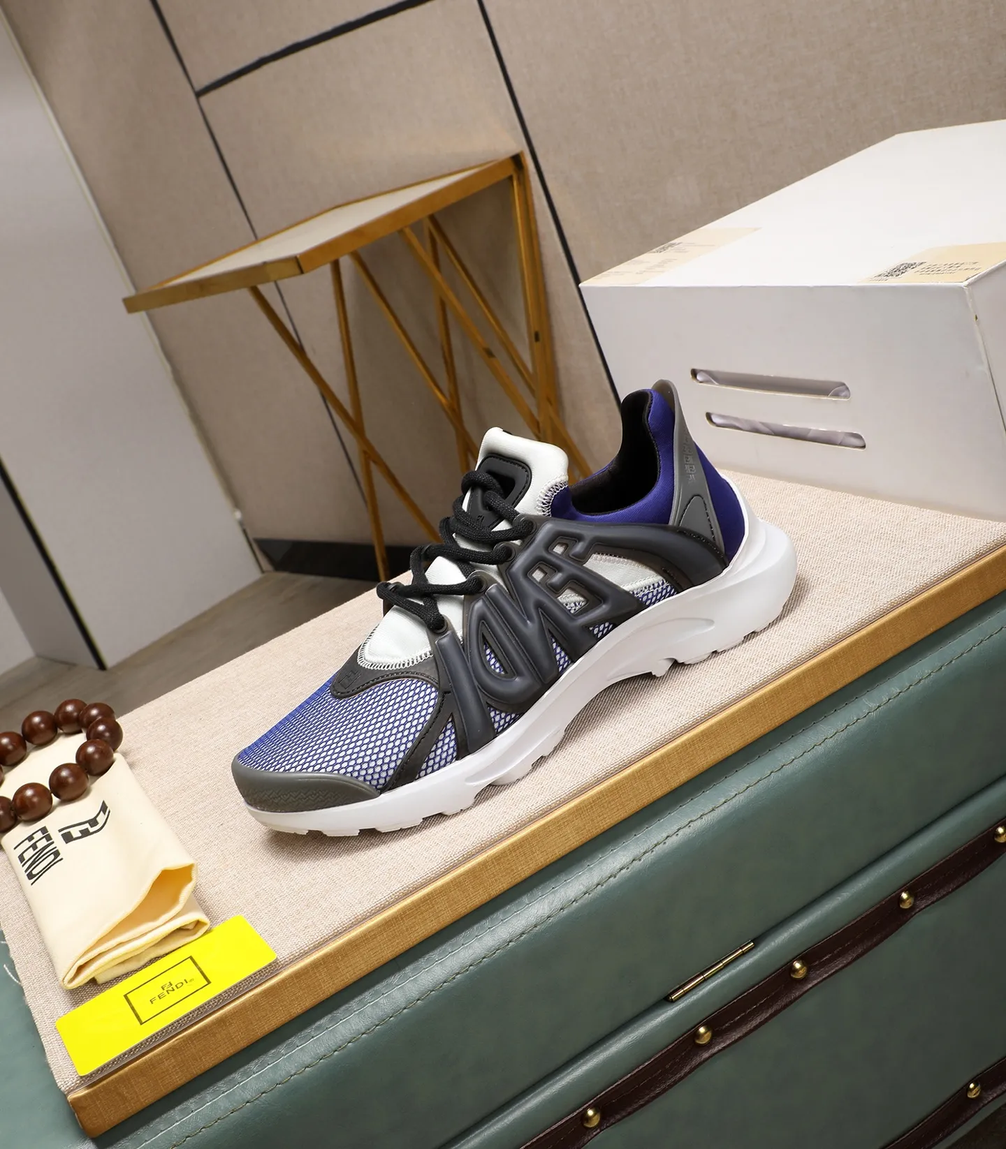 Men's Men's Shoes 💰800 Fendi Fendi's latest Tag series of men's casual mesh sports running shoes, originally purchased and developed, this Tag sneaker is a one-leg sneaker, made of black high-tech mesh material with gray neoprene details. Oversized FENDI lettering on the side and translucent rubber details. Light and flexible rubber running shoe soles, beautifully packaged at the delivery counter, customized breathable lining, original molded foam rubber outsole, sole thickness: 3.5CM! Size: 40-44 (customized at 39.45.46)